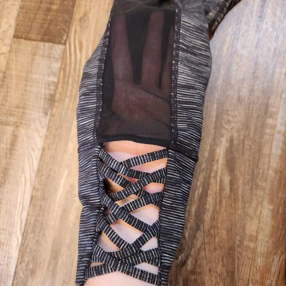 Athleta Mind Over Mat Capri Leggings - Picture 5 of 5